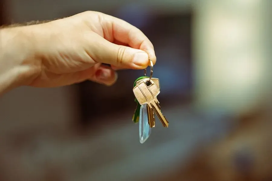 Hand holding a set of house keys – residential locksmith Castleford help for landlords and letting agents from Locksmith Castleford