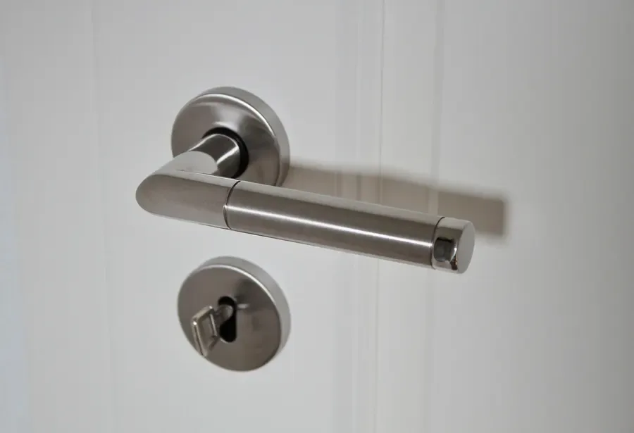 Lever door handle with a thumb turn – identifying types of door locks in the UK such as thumbturn euro cylinders, Locksmith Castleford guide for Castleford homes
